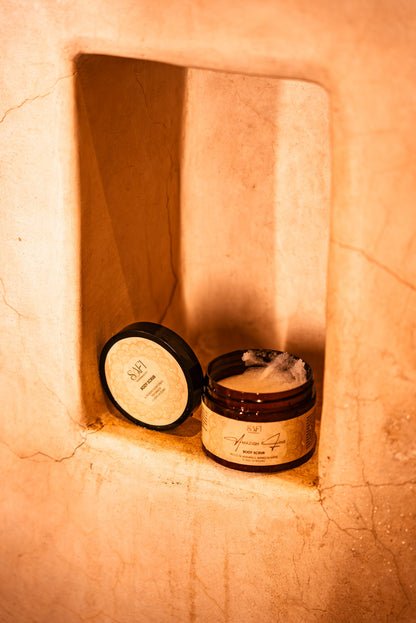 Scrub Corpo Zafferano, Fiori Bianchi e Legno di Cedro
